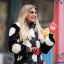 Photo Gallery: Kelsea Ballerini, Brett Eldredge, Maddie & Tae and Easton Corbin Float Through NYC for Macy’s Thanksgiving Day Parade; Miranda Lambert Performs “Highway Vagabond”